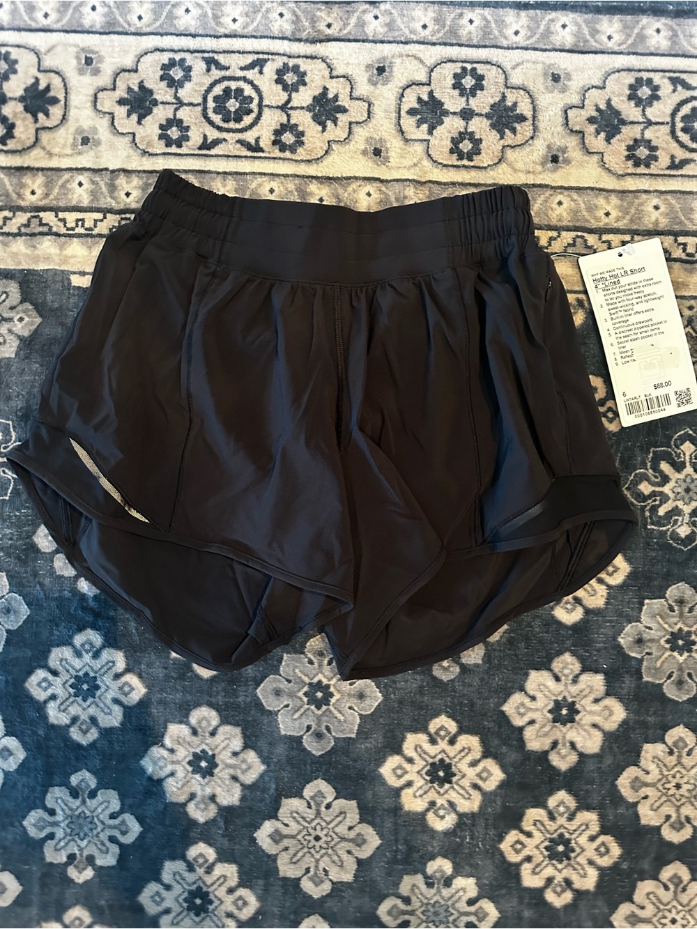 Lululemon Hotty Hot LR 4”Lined Short in Black🖤 NWT